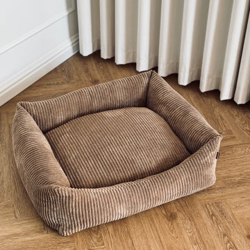 Hund alene hjemme hundekurv som tryg base